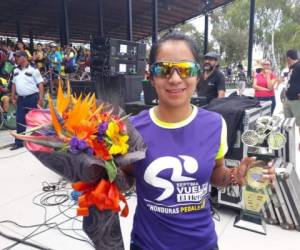 Florinda de León posa con su ramo de flores y trofeo de segundo lugar.