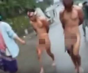 Los sospechosos fueron golpeados por los pobladores y obligados a caminar desnudos.