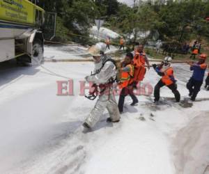 Miembros del Cuerpo de Bomberos de Honduras enfriaron la zona para evitar una explosión. Foto EL HERALDO