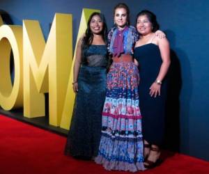 Las actrices mexicanas de la película “Roma” Yalitza Aparicio, de izquierda a derecha, Marina de Tavira y Nancy Garcia posan en la alfombra roja de la película en la Ciudad de México el miércoles 21 de noviembre de 2018.