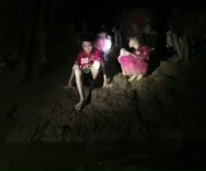 Uno de los buzos que localizó a los 12 niños atrapados en la cueva de Tailandia, grabó en vídeo el primer encuentro con los menores. Foto: Agencia AFP