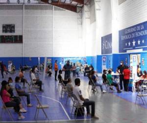 Uno de los gimnasios de la Villa Olímpíca de Tegucigalpa fue abarrotado por jóvenes de 15 a 17 años, además de madres embarazadas. Foto: Sesal.