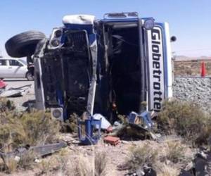 Así quedó el camión luego de volcarse en la carretera. Foto: Cortesía: Atb Digital.