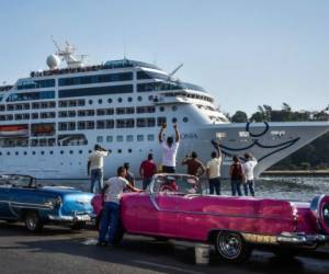 Con 700 pasajeros a bordo, el barco Adonia de Fathom, filial de la empresa estadounidense Carnival, ingresó en el puerto de La Habana. (foto: AFP)