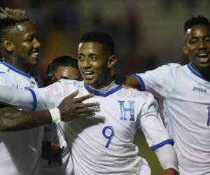 El Choco Lozano celebra el gol con Brayan Róchez y Romell Quioto. Foto: Marvin Salgado / El Heraldo.