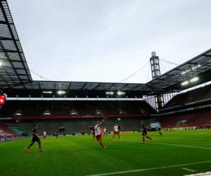 Los jugadores compiten por el balón durante el partido de fútbol de la Bundesliga de la primera división alemana FC Colonia v Fortuna Dusseldorf el 24 de mayo de 2020 en Colonia, Alemania occidental. Foto: Agencia AFP.