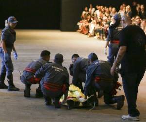 El modelo Tales Soares era retirado de la pasarela por paramédicos tras colapsar durante un desfile en la Semana de la Moda de Sao Paulo. (Foto: AP)