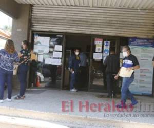 En la gerencia de la AER se cumplen los protocolos de bioseguridad conocidos para todas las personas que ingresan a realizar trámites. Foto: El Heraldo