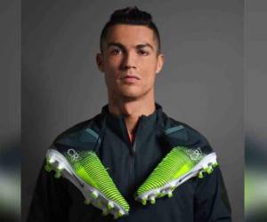 Cristiano Ronaldo posa junto a sus nuevos Mercurial de la marca Nike (Foto: Facebook)