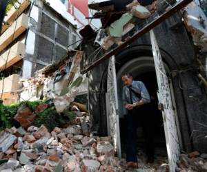 El mismo día, la Secretaría de Gobernación informó que la cifra total de fallecidos por el sismo de 7,1 que sacudió el centro de México se incrementó a 273, incluidos 137 en la capital. La dependencia informó en un comunicado que también hubo 73 muertos en Morelos, 43 en Puebla, 13 en el Estado de México, seis en Guerrero y uno en Oaxaca. Fotos: AP/AFP.