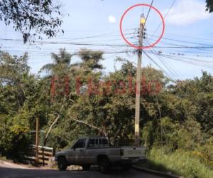 Vecinos de la aldea de Suyapa aseguran que este foco pasa encendido todo el día. Foto: Johny Magallanes/EL HERALDO