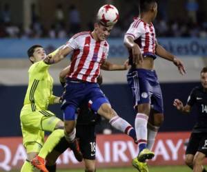 Anibal Vega de Paraguay ante Zac Jones de Nueva Zelanda en el Mundial Sub-17 de la FIFA. (Foto: AP)