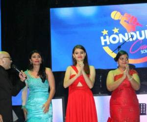 Al iniciar el concierto, los seis finalistas interpretaron la canción oficial de Honduras Canta.