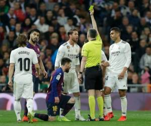 Momento en el que el árbitro sacaba una tarjeta en El Clásico Real Madrid vs FC Barcelona. (AP)