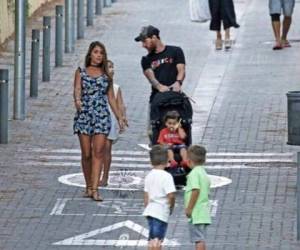 Antonella Rocuzzo y Leo Messi de paseo familiar junto a los hijos de Luis Suárez. (Foto: Redes)