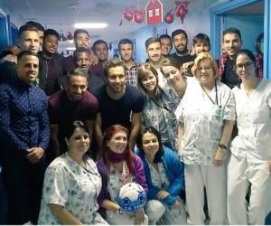 Los hondureños Anthony el Choco Lozano y Darixon Vuelto compartieron con los niños del Hospital Universitario de Canarias (Fotos: Cortesía)