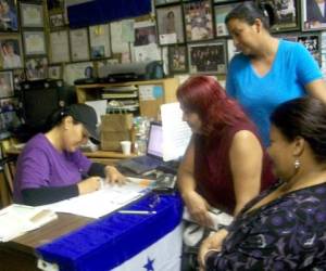 Miembros de organizaciones de hondureños ayudan también a los migrantes a llenar sus aplicaciones.