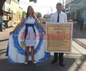 Celebrando el 196 cumpleaños de la patria, Cinthia Rodríguez y Rafael Mairena del Instituto South Internacional School de Choluteca representan el Escudo y el Himno Naiconal. Choluteca. Foto: Gissela Rodríguez.