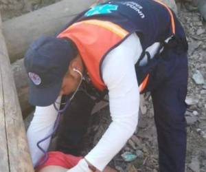 Padre e hija quedaron bajo los pesados postes que cayeron del tráiler.