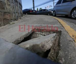 Así es como luce el tragante de aguas lluvias que está dañado. Foto: Marvin Salgado/EL HERALDO