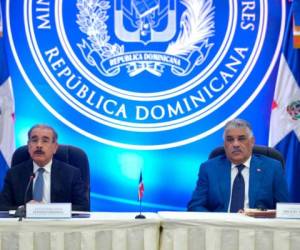 El presidente dominicano, Danilo Medina (izq.) Y el canciller dominicano, Miguel Vargas, pronunciaron una conferencia de prensa en la sede del Ministerio de Relaciones Exteriores dominicano, en Santo Domingo, República Dominicana. Foto: AFP