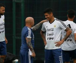 El entrenador de Argentina, Jorge Sampaoli, segundo a la izquierda, conversa con Marcos Rojo durante una sesión de entrenamiento del equipo. Foto AP