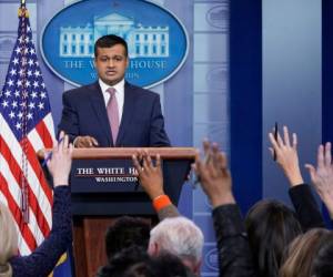 El vicesecretario de prensa adjunto de la Casa Blanca, Raj Shah, habla durante la sesión informativa diaria en la Sala de Información Brady de la Casa Blanca. Foto AFP