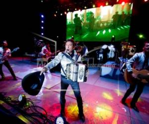 En esta foto del 27 de septiembre del 2014, Los Tigres del Norte perform actúan en el festival de música Somos América en Toluca, México.