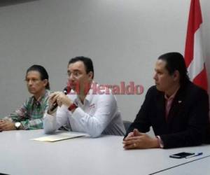 Luis Zelaya (centro) con Enrique Ortez Sequeira y Eduardo Martell durante una conferencia. (Foto: El Heraldo Honduras)