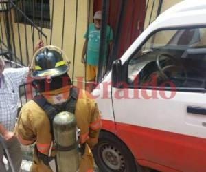 El vehículo fue a impactar al portón de una vivienda en el barrio La Leona de la capital. Urrutia/El Heraldo