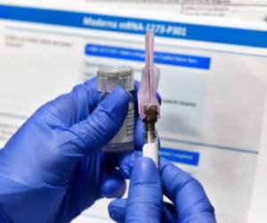 En esta fotografía del 27 de julio de 2020, una enfermera prepara una inyección como parte de un estudio de una posible vacuna contra el covid-19 en Binghamton, Nueva York.