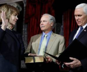 El presidente estadounidense Mike Pence juramentó a Tina Smith de Minnesota. Foto: Agencia AP