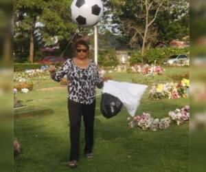 Celina Sosa, madre de Peralta, visitó la tumba de su hijo.