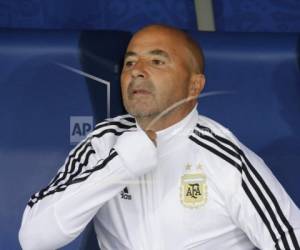 El anuncio se dio un día después de una reunión entre Sampaoli con el presidente de AFA, Claudio Tapia, en la que se esperaba que resolvieran su desvinculación del conjunto nacional tras la eliminación. (Foto: AP)