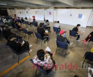 Las salas de espera permanecen llenas en los centros de triaje. En algunos, por el poco personal de salud, determinan ingresar a las personas de diez en diez para así darles cobertura. Foto: David Romero/El Heraldo