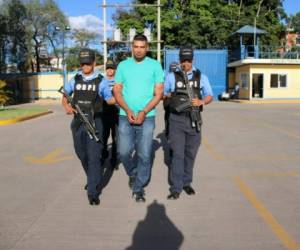 El aprehendido fue identificado como Yunior Cruz Blandín, de 26 años de edad.
