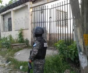 Miembros de Fusina realizan los allanamientos en varias viviendas del sector de Chamelecón.