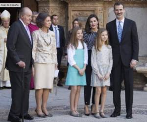 Al final del polémico momento, la familia real posó para la misma foto pero no juntos, claramente se ve la distancia que puso la reina Letizia y su suegra. (Foto: El Heraldo Honduras)