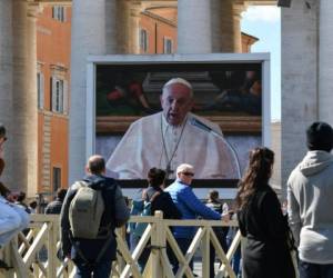 El papa Francisco pronunció el domingo desde su biblioteca la tradicional oración del Ángelus, que fue transmitida en directo por video. Foto AFP