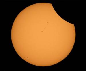 El primer eclipse total de Sol desde hace 99 años en Estados Unidos comenzó el lunes a las las 9:05 AM, cuando el disco solar empezó a quedar oculto por la Luna en Oregon, en el noroeste del país (Foto: Agencia AFP)