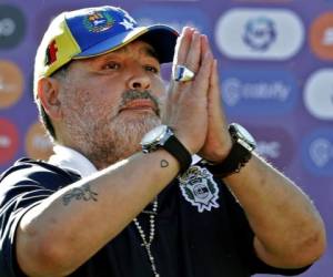 Maradona parece ahora decidido a dirigir a la escuadra el domingo frente a Arsenal. Foto: Agencia AFP.