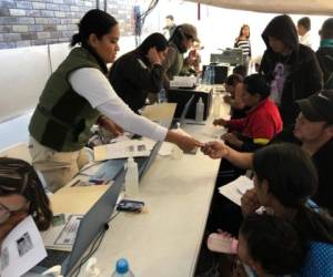 Autoridades migratorias mientras entregan la visa humanitaria a varios centroamericanos. Foto: INM