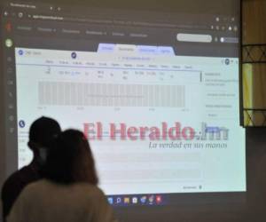 El simulacro electoral se llevó a cabo con algunos problemas como la falta de energía eléctrica y el mal uso de los implementos por parte de algunas personas capacitadas. Foto: EL HERALDO