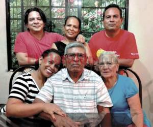 Pablo (camiseta roja y primero de izquierda a derecha) disfrutaba el tiempo en familia.