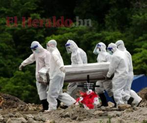 En el cementerio Parque Memorial Jardín de los Ángeles, en el kilómetro 12 de la salida a Olancho, se han llevado a cabo varios entierros de víctimas de covid-19. Foto: Estalin Irías / EL HERALDO.