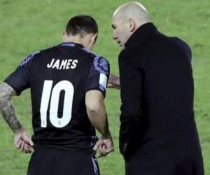 Zinedine Zidane junto a James Rodríguez en el Real Madrid. (AFP)