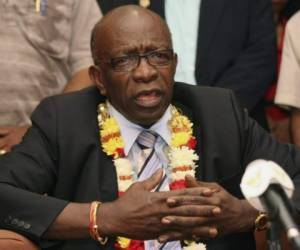 En esta foto de archivo del 2 de junio de 2011, Jack Warner, dirigente suspendido de la FIFA, habla en una conferencia en el aeropuerto de Puerto Espa a, Trinidad y Tobago (AP Foto/Shirley Bahadur, archivo)