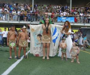 El espectáculo incluyó un torneo de fútbol masculino y femenino, presentación de baile folclórico, premios, sorteos, música y comida catracha.