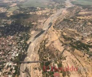 Una imagen aérea que capta la falta de agua en el río Choluteca, al sur de Honduras. Foto: EL HERALDO