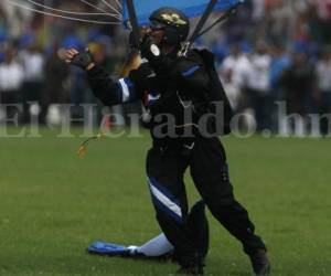 El capitán de las Fuerzas Armadas de Honduras, Óscar Matamoros, tuvo el honor de portar la Bandera Nacional. Foto: Jhonny Magallanes/EL HERALDO.